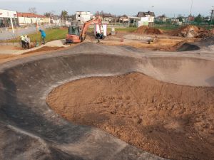 Wylana masa bitumiczna na pumptracku