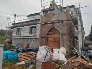 Prace na elewacji kaplicy prowadzone pod nadzorem konserwatora zabytków