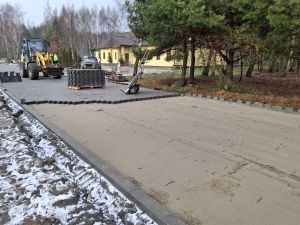 Układanie kostki betonowej na ulicy Olimpijskiej