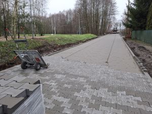 Układanie kostki na ulicy Sportowej
