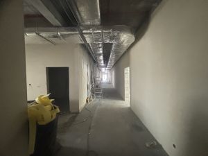 Układanie przewodów wentylacyjnych w korytarzu