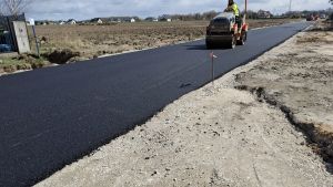 Układanie masy asfaltowej