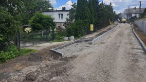 Układanie krawężników na ulicy Bocznej