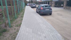 Nowy chodnik wzdłóż płotu boiska szkolnego